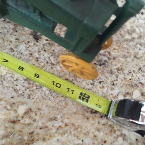 Cast iron John Deere toy tractor - Picture 2 of 7